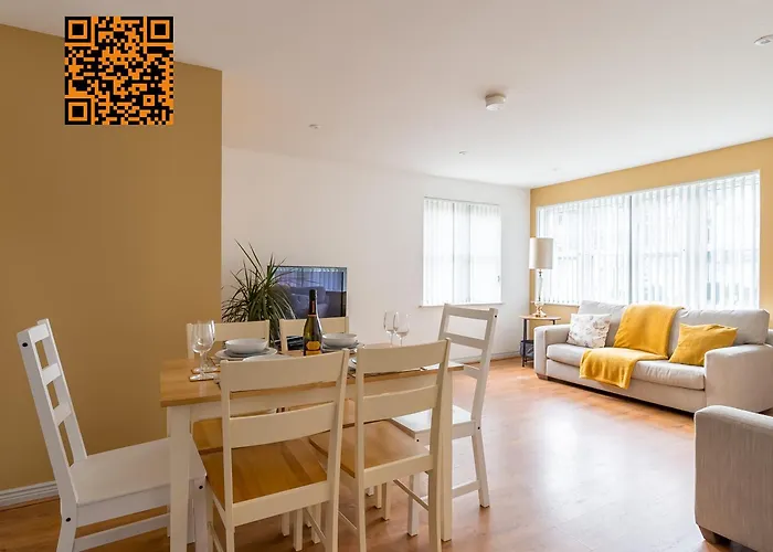 Modern 3 Bedroom Apt Near City Centre Parking Included