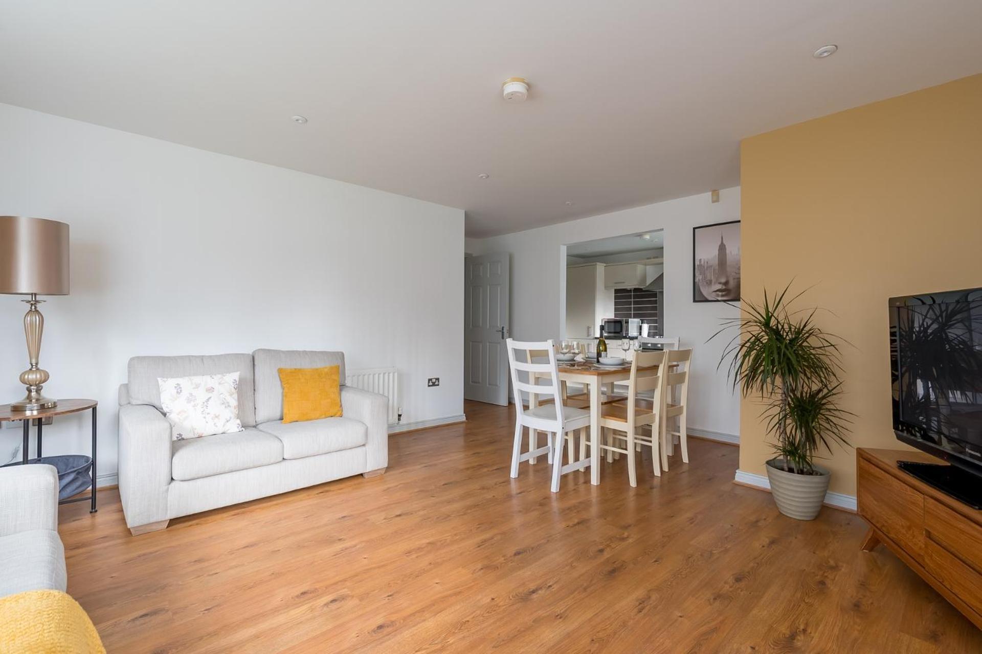 Modern 3 Bedroom Apt Near City Centre Parking Included Appartement *
