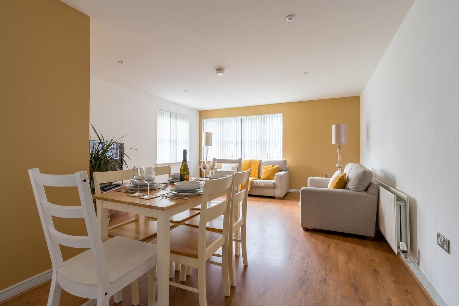 Modern 3 Bedroom Apt Near City Centre Parking Included Appartement