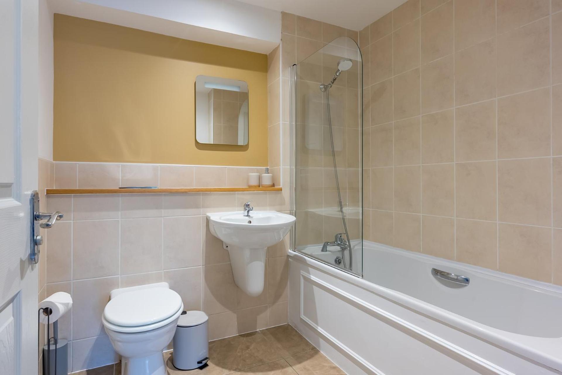 Modern 3 Bedroom Apt Near City Centre Parking Included Appartement *