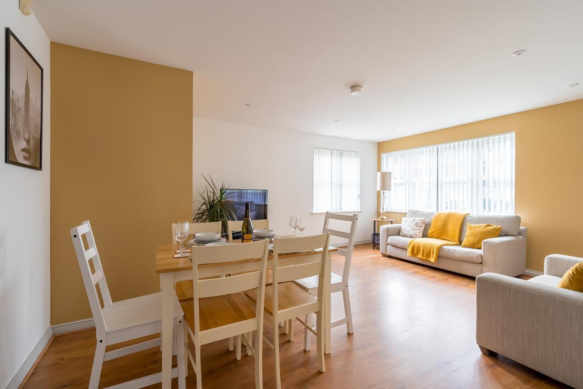 Modern 3 Bedroom Apt Near City Centre Parking Included Appartement *