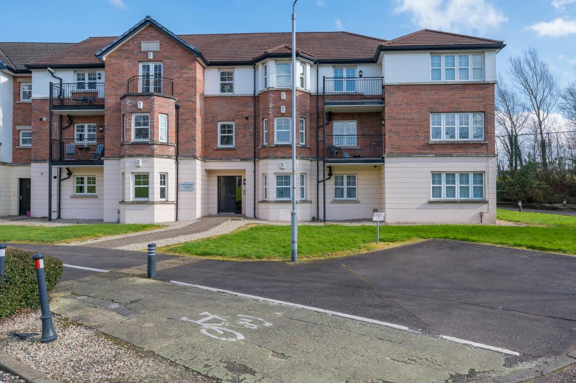Modern 3 Bedroom Apt Near City Centre Parking Included Appartement