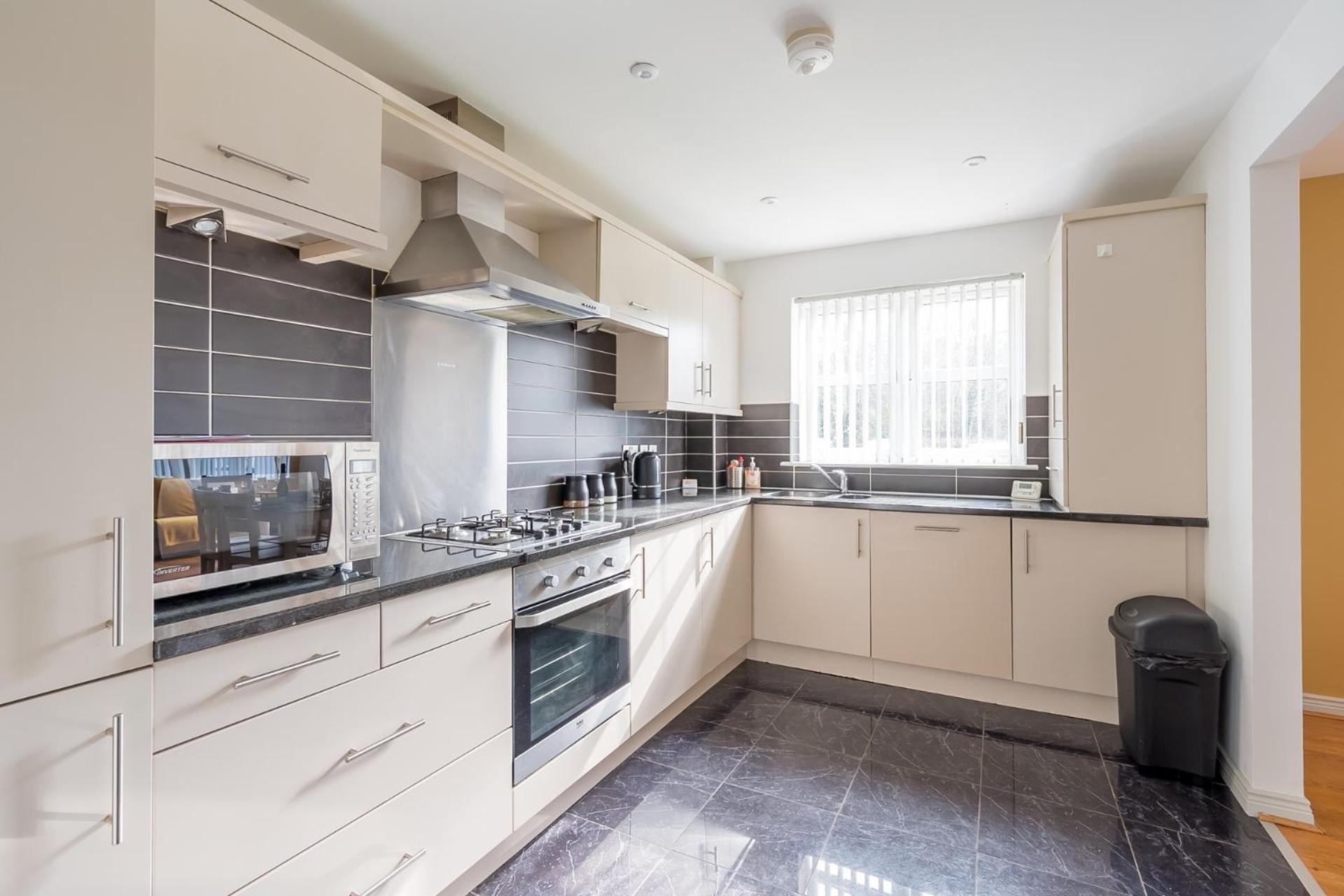 Appartement Modern 3 Bedroom Apt Near City Centre Parking Included *