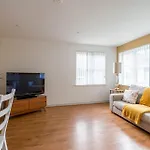 Modern 3 Bedroom Apt Near City Centre Parking Included