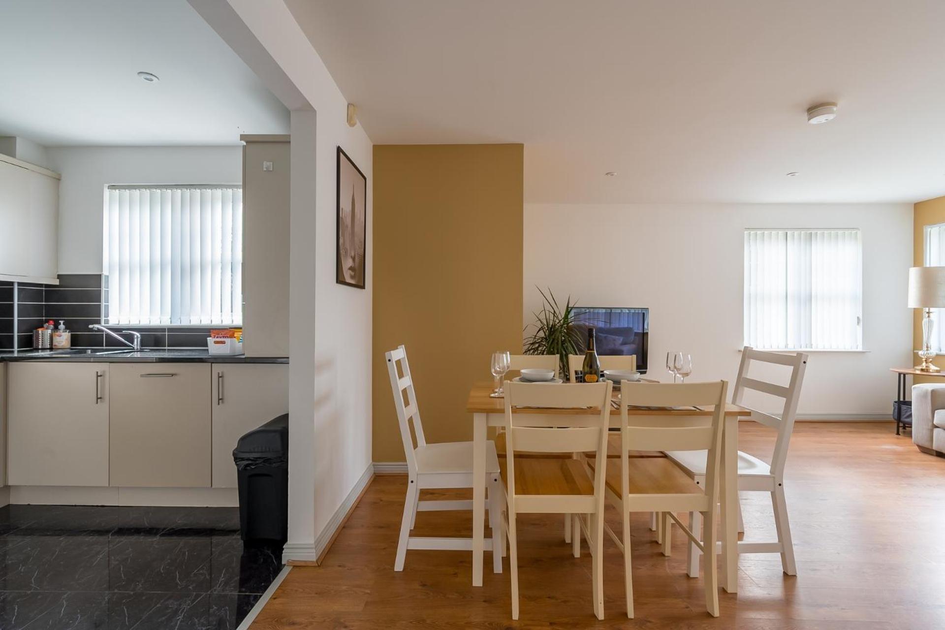 Modern 3 Bedroom Apt Near City Centre Parking Included Apartment